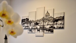 Un mur orné d’une photographie en noir et blanc représentant un pont et des bâtiments.