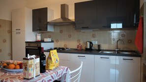 Frigorifero, forno, piano cottura, lavastoviglie