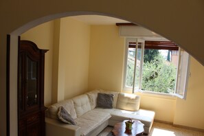 Een televisie, boeken en een stereo