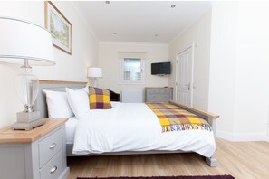 4 عدّة غرف نوم ومكواة/لوح كي وواي فاي مجانًا وملاءات أسرّة