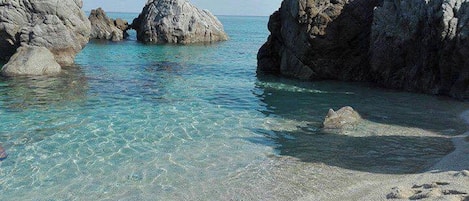 På stranden
