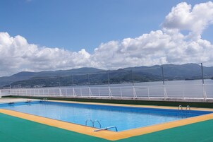 Una piscina al aire libre de temporada