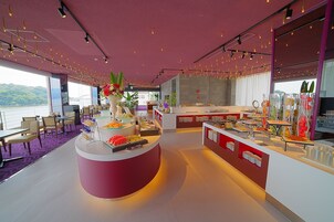 Un comedor moderno con una isla central, bufé y disposición de asientos.