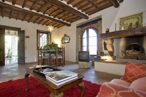 Fernseher, Kamin, DVD-Player, Stereoanlage
