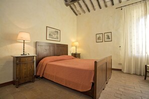 7 bedrooms, iron/ironing board, travel cot, free WiFi