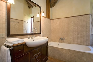 Baignoire, baignoire à jets, sèche-cheveux, bidet