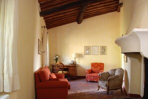 TV, peis, DVD-spiller og stereoanlegg