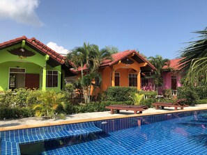 Vista frontal de la propiedad
