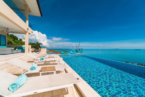 Luxuriöse Villa mit 5 Schlafzimmern und Panoramablick auf das Meer