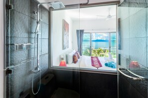 Douche, sèche-cheveux, serviettes fournies