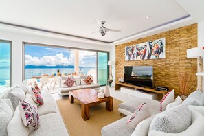 TV, DVD-spiller, bøker og musikkbibliotek