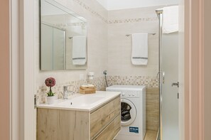 Een douche, een haardroger, een bidet, handdoeken