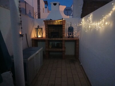 Town house 8 mins walk from beach and 3 mins from harbour (quiet street).
