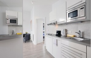 Kühlschrank, Mikrowelle, Herdplatte, Geschirrspüler