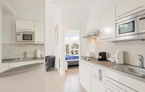 Kühlschrank, Mikrowelle, Herdplatte, Geschirrspüler