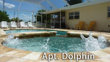 Utendørsbasseng og et oppvarmet basseng