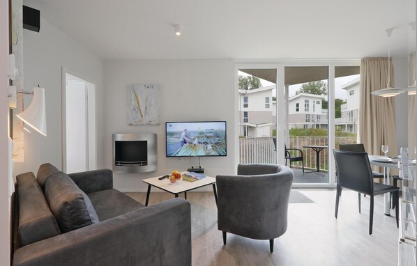 TV, fireplace