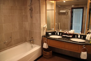 Premium Double Room, 1 Queen Bed, Smoking | Bathroom