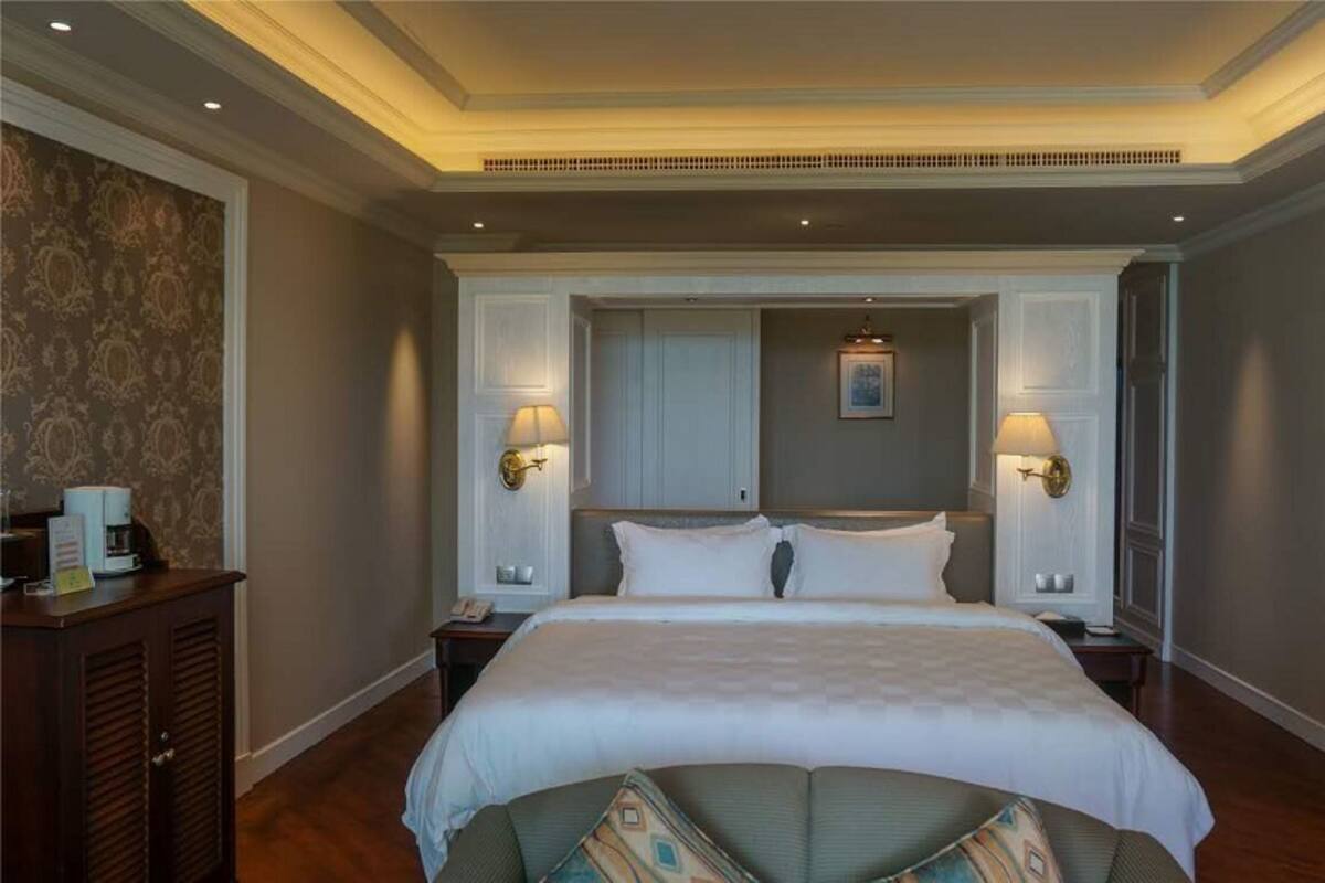 Premium Double Room, 1 Queen Bed, Smoking | Minibar, in-room safe, desk, blackout drapes
