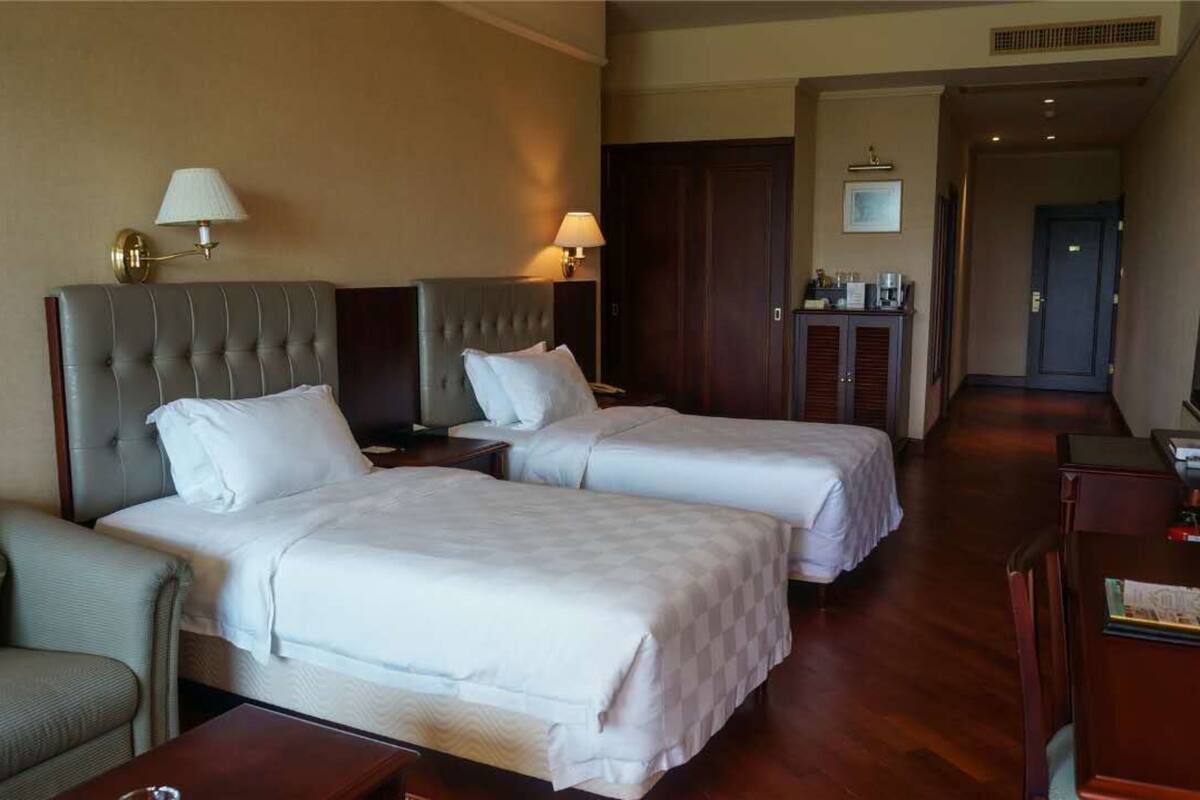 Deluxe Twin Room, 2 Twin Beds, Smoking | Minibar, in-room safe, desk, blackout drapes