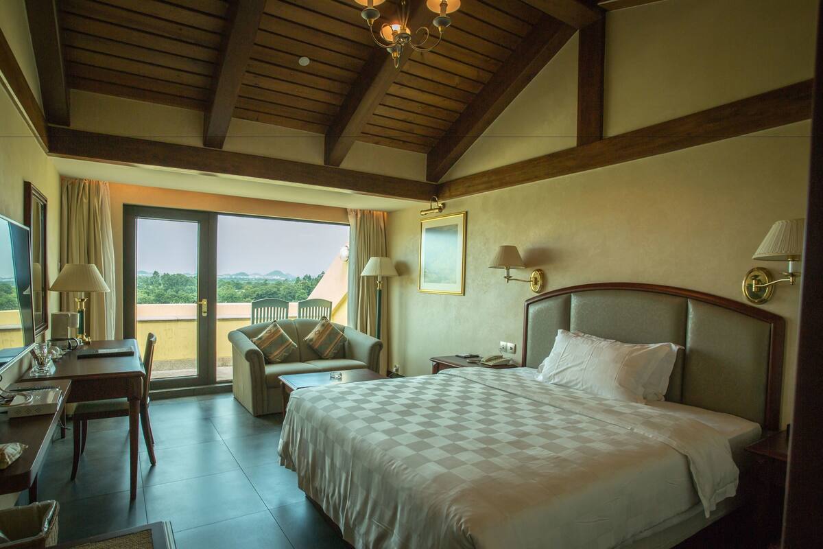 Deluxe Double Room, 1 Double Bed, Smoking | Minibar, in-room safe, desk, blackout drapes