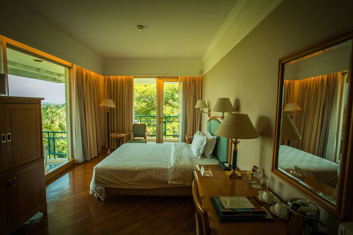 Executive Suite | Minibar, in-room safe, desk, blackout drapes