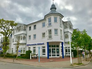 Unclassified image, 2 of 8, button