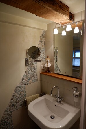 Shower, hair dryer, towels, soap - Half-timbered Ornes 1 (Olsberg)