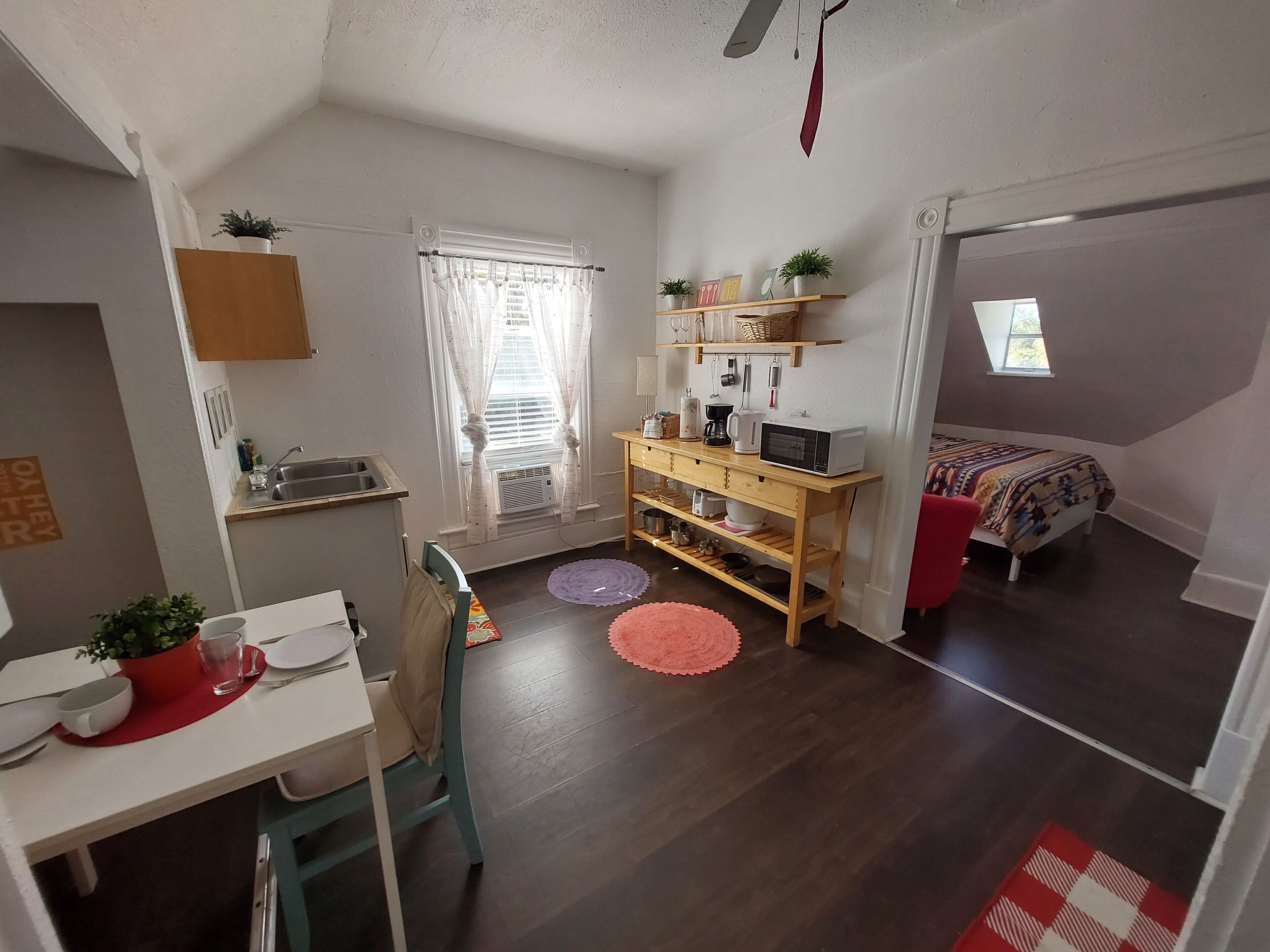 Un espai habitable pràctic amb cuina, zona de menjador i un dormitori.