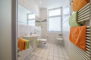 Regadera, secadora de cabello, toallas 