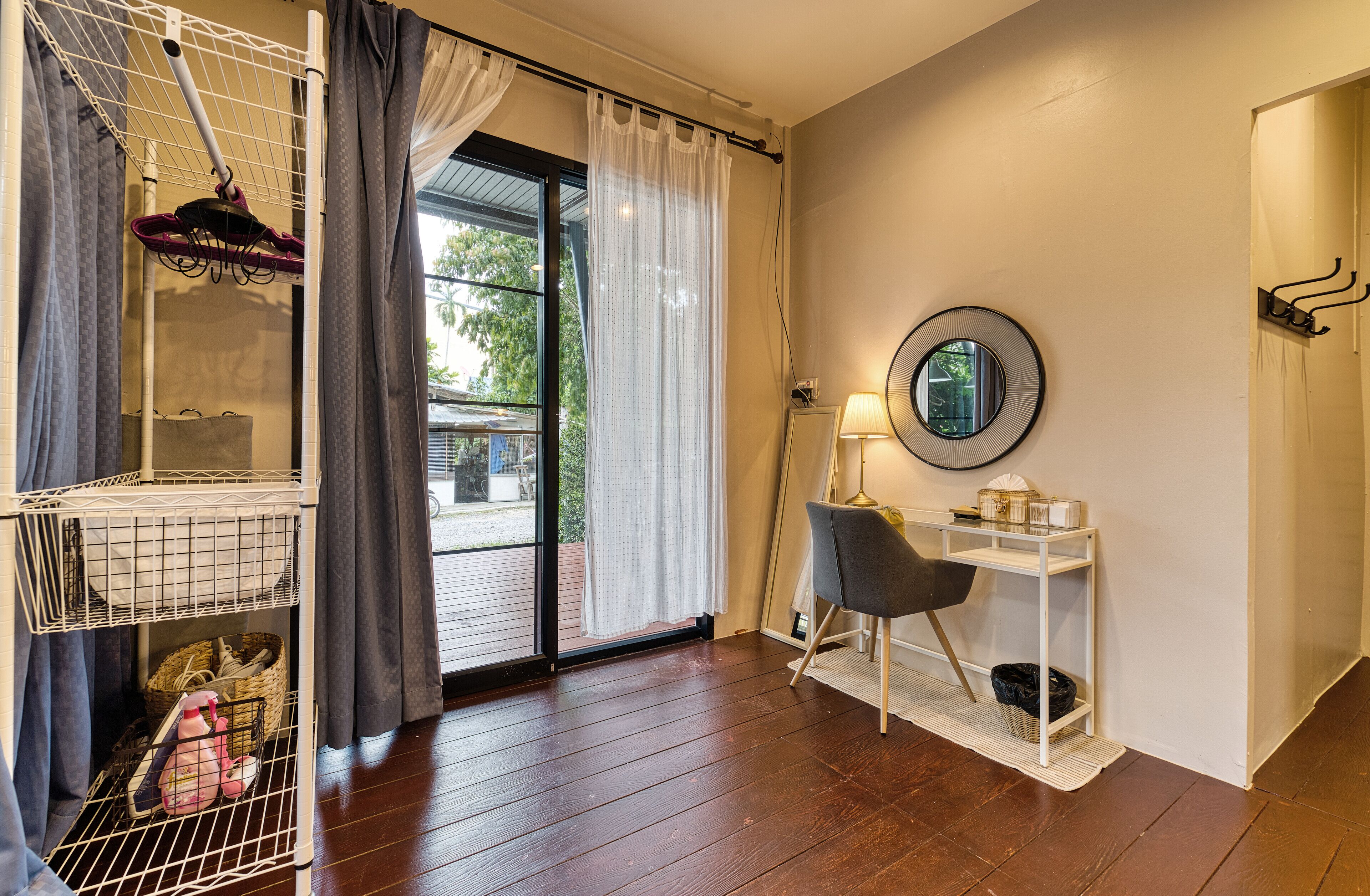 Two Bedroom Bungalow with Terrace | ตู้นิรภัยในห้องพัก, โต๊ะทำงาน, พื้นที่ทำงานแบบใช้แล็ปท็อป, ผ้าม่านกันแสง