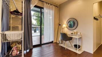 Two Bedroom Bungalow with Terrace | Caja de seguridad en la habitación y escritorio