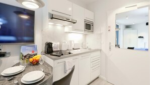 Coffee/tea maker, fridge, microwave, stovetop - Dünenvilla 13, Whg 8 (Travemünde Waterfront)