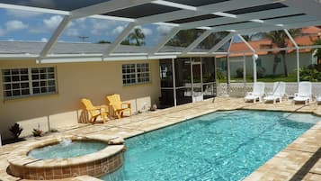 Utendørsbasseng og et oppvarmet basseng