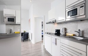 Kühlschrank, Mikrowelle, Herdplatte, Geschirrspüler