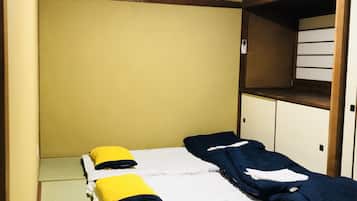 Basic Triple Room, Multiple Beds, Non Smoking, Shared Bathroom | Room amenity