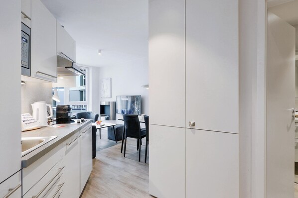 Fridge, stovetop, dishwasher, coffee/tea maker