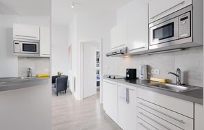 Kühlschrank, Mikrowelle, Herdplatte, Geschirrspüler
