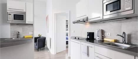 Køleskab, kogeplade, opvaskemaskine, kaffe-/temaskine