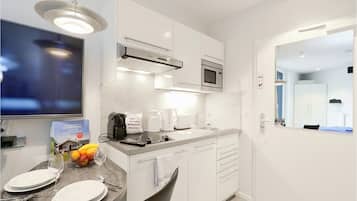 Fridge, stovetop, dishwasher, coffee/tea maker