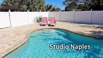 Alberca al aire libre y alberca climatizada