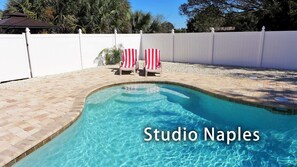 Alberca al aire libre y alberca climatizada