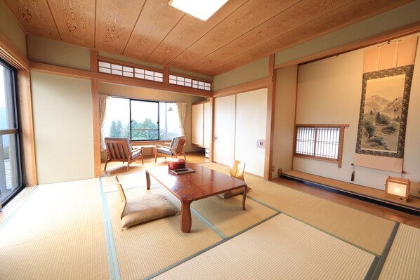 和室 10 畳 | 羽毛の掛け布団、セーフティボックス (室内)、遮光カーテン、WiFi (無料)