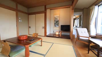 Habitación tradicional (Japanese Style For 4 People) | Edredón, caja de seguridad en la habitación y cortinas blackout