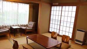 Tradisjonelt rom (Japanese Style For 4 People) | Dundyner, safe på rommet, blendingsgardiner og wi-fi (inkludert)