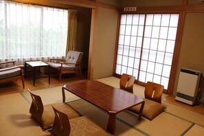 和室 8畳 | 羽毛の掛け布団、セーフティボックス (室内)、遮光カーテン、WiFi (無料)