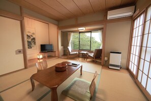 和室 8畳 | 羽毛の掛け布団、セーフティボックス (室内)、遮光カーテン、WiFi (無料)