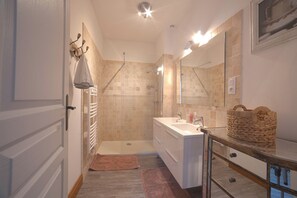 Baignoire, sèche-cheveux, serviettes fournies, savon