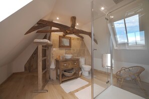 Baignoire, sèche-cheveux, serviettes fournies, savon