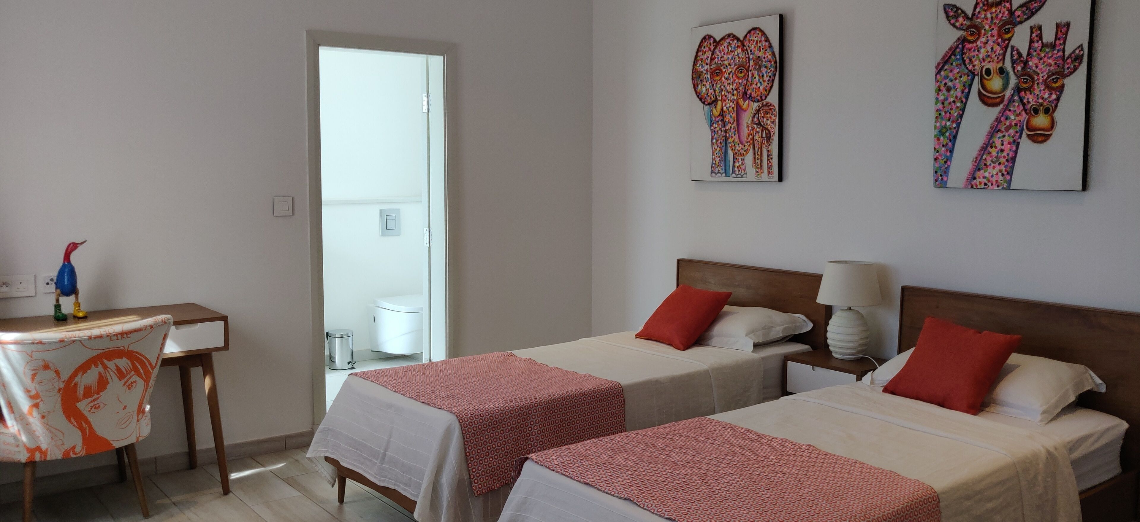 3 chambres, bureau, fer et planche à repasser, lit parapluie